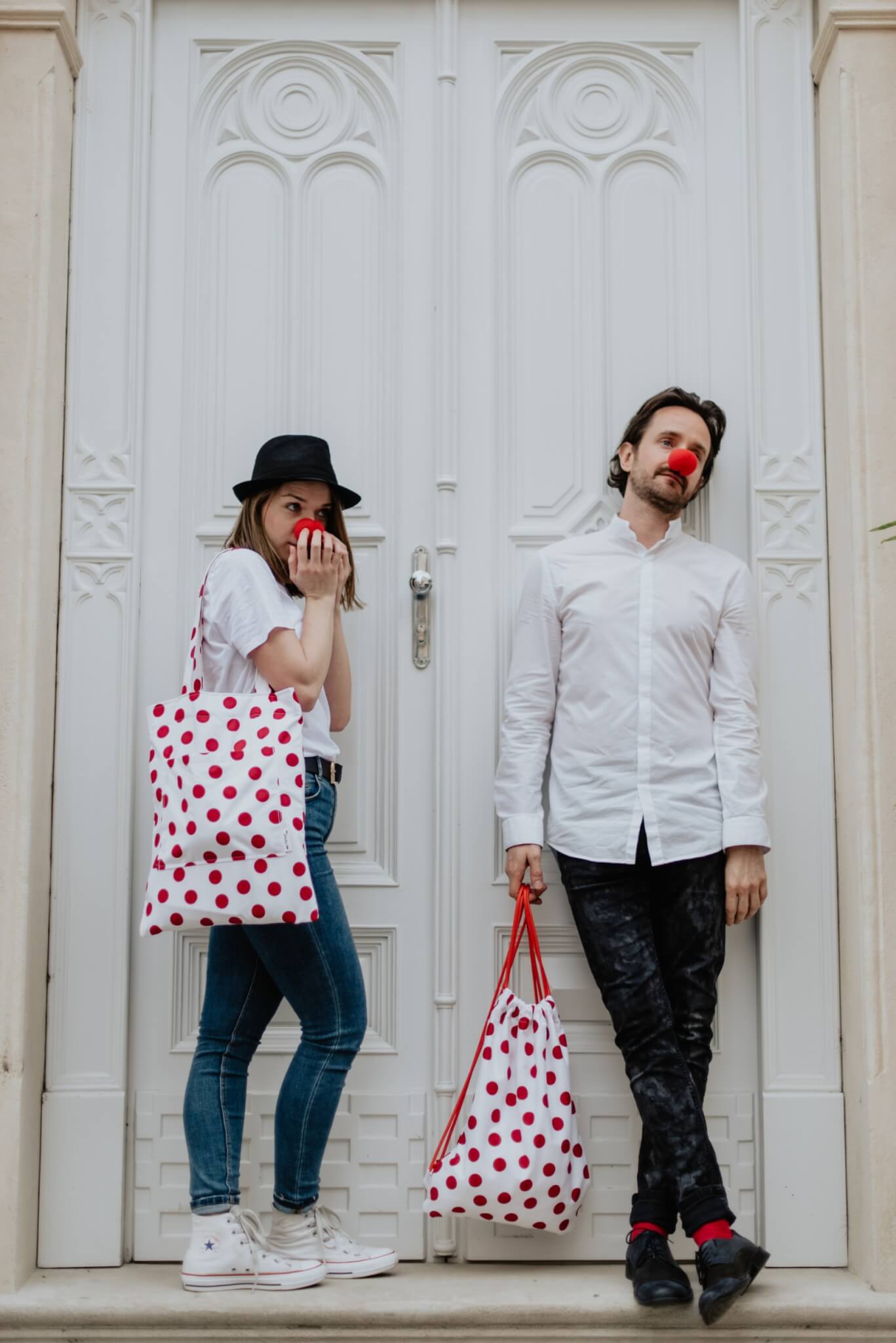 Dostrim daruje organizacii cerveny nos vytazok z predaja dostrimiek limitovanej edicie darujem. Na fotke je Juraj Hrcka.